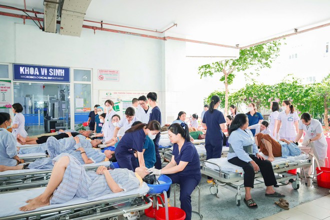 Hơn 400 người bệnh được cắt tóc, gội đầu miễn phí tại bệnh viện- Ảnh 3.