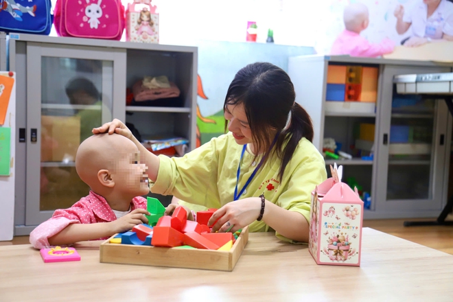 Hơn 2 tỷ đồng và ngàn phần quà tiếp sức 'chiến binh nhí' tại Bệnh viện K dịp Quốc tế Thiếu nhi- Ảnh 4. Hơn 2 tỷ đồng và ngàn phần quà tiếp sức 'chiến binh nhí' tại Bệnh viện K dịp Quốc tế Thiếu nhi- Ảnh 4.