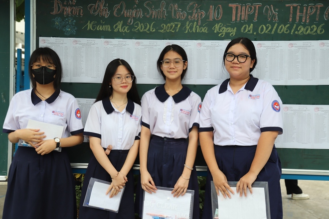 TPHCM: Phụ huynh thấp thỏm, thí sinh quyết tâm trong kỳ thi lớp 10 lớn nhất từ trước tới nay- Ảnh 3. TPHCM: Phụ huynh thấp thỏm, thí sinh quyết tâm trong kỳ thi lớp 10 lớn nhất từ trước tới nay- Ảnh 3.