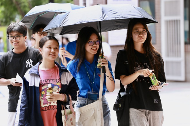 Ảnh: Thí sinh rạng rỡ đi làm thủ tục dự thi tốt nghiệp THPT năm 2026- Ảnh 4. Ảnh: Thí sinh rạng rỡ đi làm thủ tục dự thi tốt nghiệp THPT năm 2026- Ảnh 4.