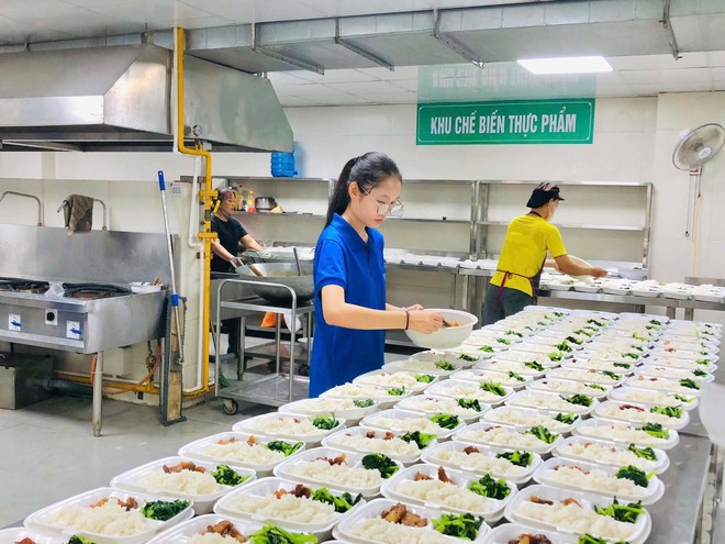Ấm lòng những suất cơm tiếp sức sĩ tử vượt vũ môn- Ảnh 6. Ấm lòng những suất cơm tiếp sức sĩ tử vượt vũ môn- Ảnh 6.
