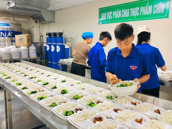 Ấm lòng những suất cơm tiếp sức sĩ tử vượt vũ môn- Ảnh 7. Ấm lòng những suất cơm tiếp sức sĩ tử vượt vũ môn- Ảnh 7.