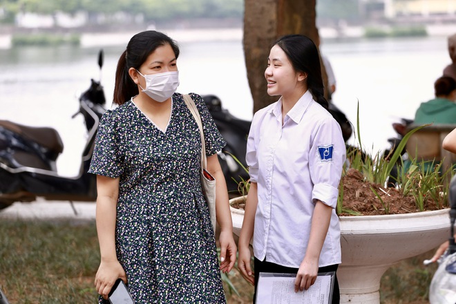 Gửi trọn niềm tin qua những cái ôm nơi cổng trường thi tốt nghiệp THPT 2026- Ảnh 4. Gửi trọn niềm tin qua những cái ôm nơi cổng trường thi tốt nghiệp THPT 2026- Ảnh 4.