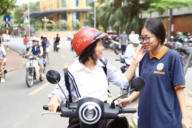 Gửi trọn niềm tin qua những cái ôm nơi cổng trường thi tốt nghiệp THPT 2026- Ảnh 9. Gửi trọn niềm tin qua những cái ôm nơi cổng trường thi tốt nghiệp THPT 2026- Ảnh 9.