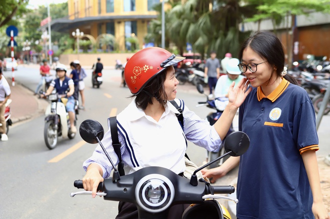 Cha mẹ đồng hành cùng sĩ tử: 'Điểm số không quan trọng bằng việc con trưởng thành'- Ảnh 2.
