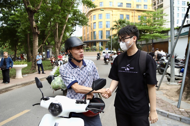 Cha mẹ đồng hành cùng sĩ tử: 'Điểm số không quan trọng bằng việc con trưởng thành'- Ảnh 3.