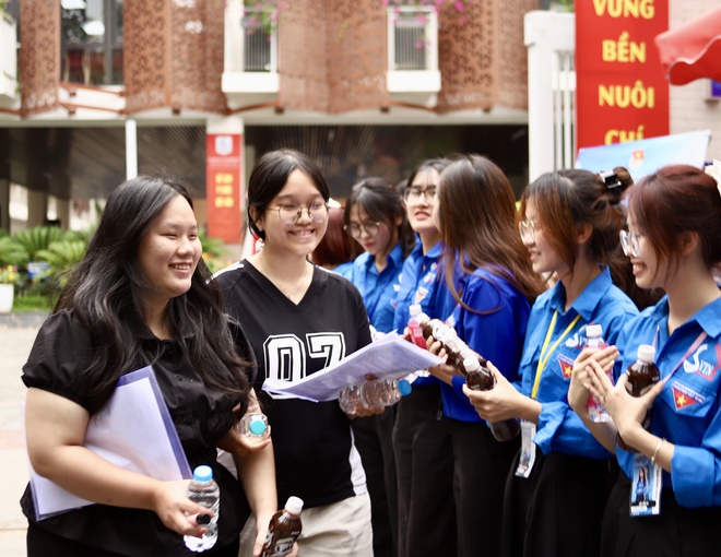 Sau môn thi cuối cùng, sinh viên tình nguyện gửi lời động viên tới hàng nghìn sĩ tử- Ảnh 3.