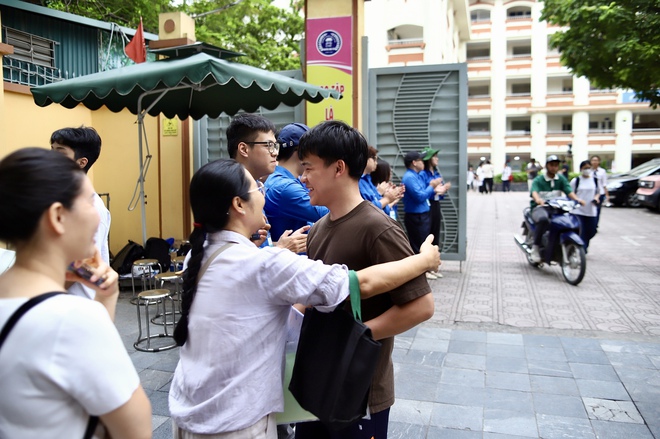 Cha mẹ đồng hành cùng sĩ tử: 'Điểm số không quan trọng bằng việc con trưởng thành'- Ảnh 7.