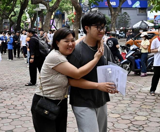 Cha mẹ đồng hành cùng sĩ tử: 'Điểm số không quan trọng bằng việc con trưởng thành'- Ảnh 6.