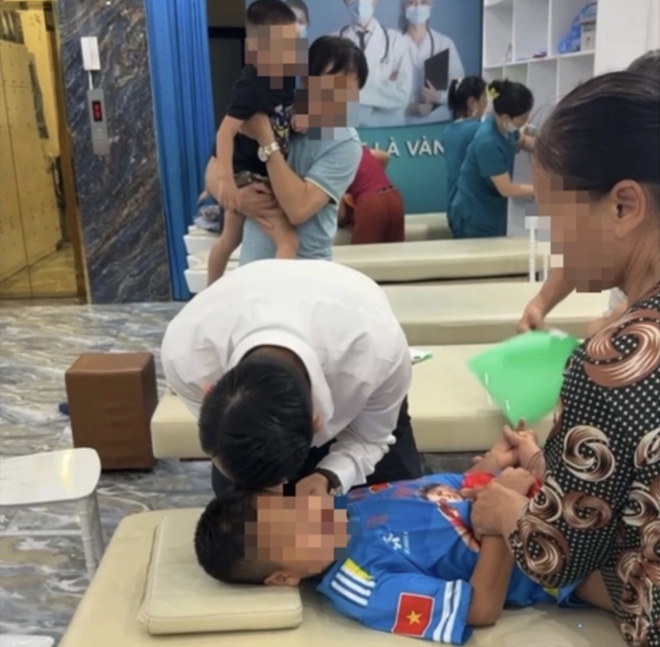 Sự thật về 'tiến sĩ nắn chỉnh xương' ở Y Đức Vương giúp trẻ 'không nói được thành nói được'- Ảnh 2. Sự thật về 'tiến sĩ nắn chỉnh xương' ở Y Đức Vương giúp trẻ 'không nói được thành nói được'- Ảnh 2.