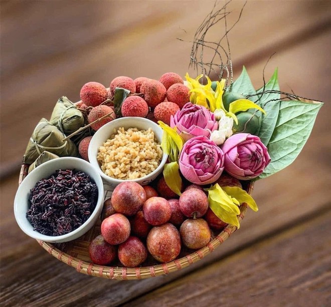 Tết Đoan Ngọ: Nhiều gia đình chọn mâm cúng tối giản, vừa đủ giữ nét truyền thống- Ảnh 2. Tết Đoan Ngọ: Nhiều gia đình chọn mâm cúng tối giản, vừa đủ giữ nét truyền thống- Ảnh 2.