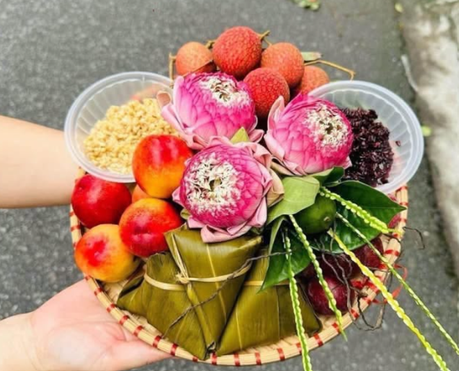 Tết Đoan Ngọ: Nhiều gia đình chọn mâm cúng tối giản, vừa đủ giữ nét truyền thống- Ảnh 1. Tết Đoan Ngọ: Nhiều gia đình chọn mâm cúng tối giản, vừa đủ giữ nét truyền thống- Ảnh 1.