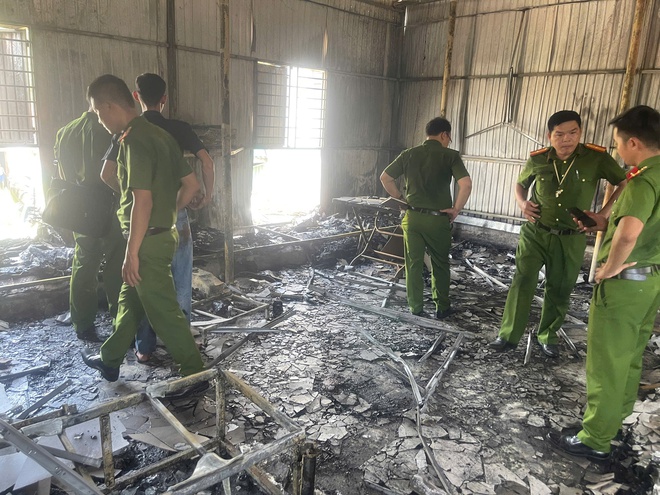 Hiện trường nhà dân bốc cháy dữ dội, nhiều đồ đạc bị thiêu rụi ở Huế- Ảnh 4. Hiện trường nhà dân bốc cháy dữ dội, nhiều đồ đạc bị thiêu rụi ở Huế- Ảnh 4.