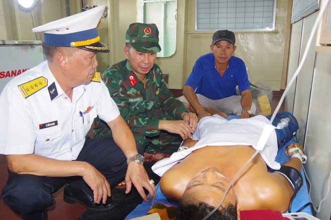 Hiến máu cứu ngư dân giữa Trường Sa, tàu Hải quân đưa bệnh nhân vào bờ an toàn- Ảnh 3. Hiến máu cứu ngư dân giữa Trường Sa, tàu Hải quân đưa bệnh nhân vào bờ an toàn- Ảnh 3.