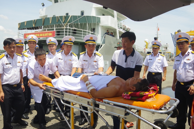 Hiến máu cứu ngư dân giữa Trường Sa, tàu Hải quân đưa bệnh nhân vào bờ an toàn- Ảnh 2. Hiến máu cứu ngư dân giữa Trường Sa, tàu Hải quân đưa bệnh nhân vào bờ an toàn- Ảnh 2.