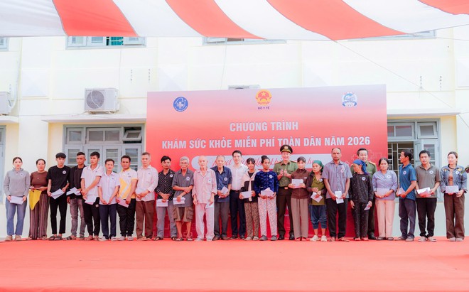 Thứ trưởng Bộ Y tế Trần Văn Thuấn dự chương trình khám sức khỏe miễn phí toàn dân tại Huế- Ảnh 4.