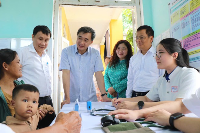 Thứ trưởng Bộ Y tế Trần Văn Thuấn dự chương trình khám sức khỏe miễn phí toàn dân tại Huế- Ảnh 6.