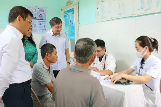 Thứ trưởng Bộ Y tế Trần Văn Thuấn dự chương trình khám sức khỏe miễn phí toàn dân tại Huế- Ảnh 8.