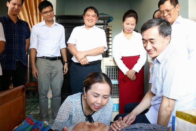 Thứ trưởng Bộ Y tế Trần Văn Thuấn thăm Mẹ Việt Nam Anh hùng, trao tặng quà bệnh nhân ung thư ở Huế- Ảnh 2.