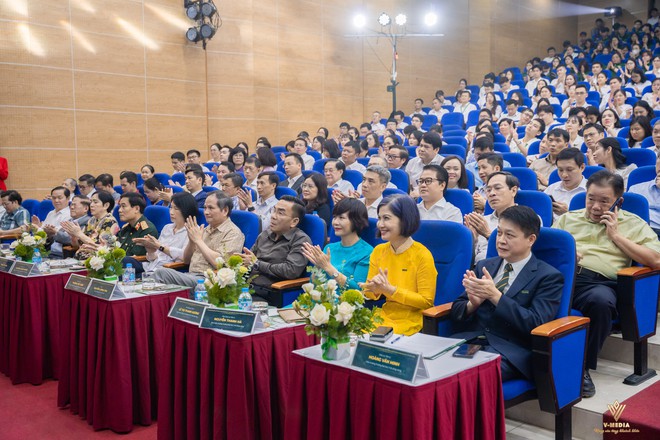 Bộ trưởng Bộ Y tế Đào Hồng Lan trao quyết định bổ nhiệm Hiệu trưởng Trường Đại học Y tế Công cộng- Ảnh 4.