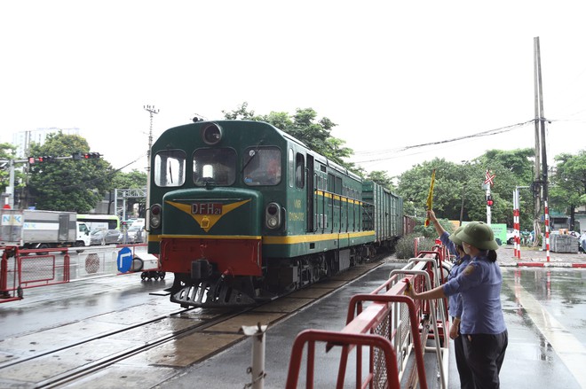 Hà Nội: Hơn 300 trường hợp vi phạm an toàn giao thông đường sắt bị xử lý sau nửa tháng- Ảnh 4.