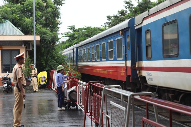Hà Nội: Hơn 300 trường hợp vi phạm an toàn giao thông đường sắt bị xử lý sau nửa tháng- Ảnh 2.