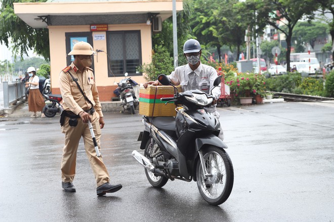 Hà Nội: Hơn 300 trường hợp vi phạm an toàn giao thông đường sắt bị xử lý sau nửa tháng- Ảnh 6.