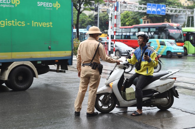 Hà Nội: Hơn 300 trường hợp vi phạm an toàn giao thông đường sắt bị xử lý sau nửa tháng- Ảnh 7.