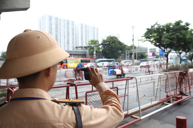 Hà Nội: Hơn 300 trường hợp vi phạm an toàn giao thông đường sắt bị xử lý sau nửa tháng- Ảnh 5.