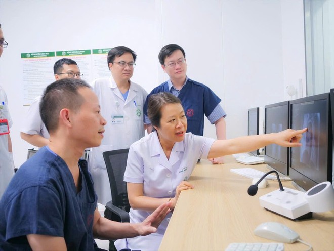 Bác sĩ Bạch Mai cứu người bệnh phình quai động mạch chủ bằng kỹ thuật Hybrid ngay tại Ninh Bình
- Ảnh 2.