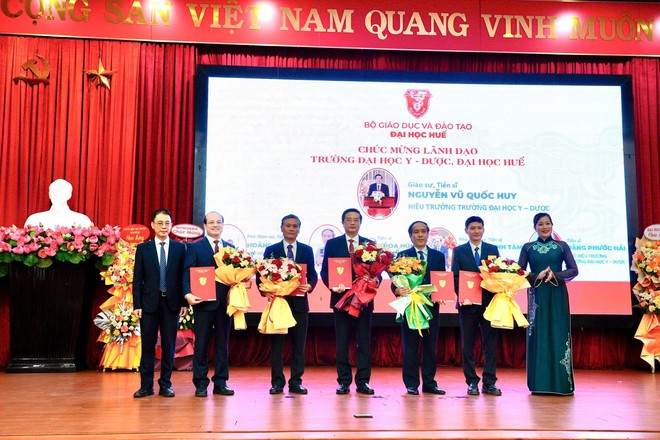 Đại học Huế bổ nhiệm hiệu trưởng, hiệu phó các trường thành viên - Ảnh 2.