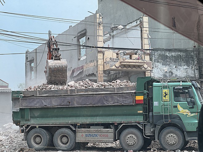 Quốc lộ 6 đoạn qua Hà Nội bị 'bao vây' bởi xe tải chở đất đá, vật liệu thiếu che chắn- Ảnh 3.