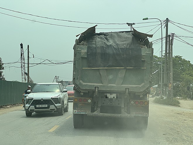 Quốc lộ 6 đoạn qua Hà Nội bị 'bao vây' bởi xe tải chở đất đá, vật liệu thiếu che chắn- Ảnh 4.