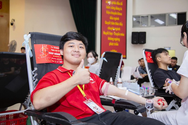 'Giọt hồng tri ân' lan tỏa nghĩa cử hiến máu của thế hệ trẻ trong tháng Bảy nghĩa tình- Ảnh 2.