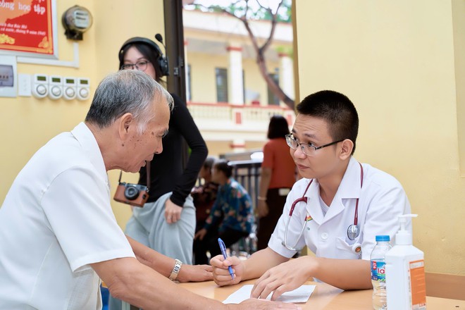 Thứ trưởng Đỗ Xuân Tuyên dự Chương trình khám bệnh, tặng quà tri ân người có công tại Hưng Yên- Ảnh 11.