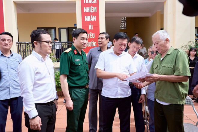Thứ trưởng Đỗ Xuân Tuyên dự Chương trình khám bệnh, tặng quà tri ân người có công tại Hưng Yên- Ảnh 8.