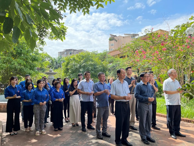 Viện Sốt rét - Ký sinh trùng - Côn trùng TW thăm, tri ân gia đình anh hùng, liệt sĩ GS.BS Đặng Văn Ngữ- Ảnh 3.