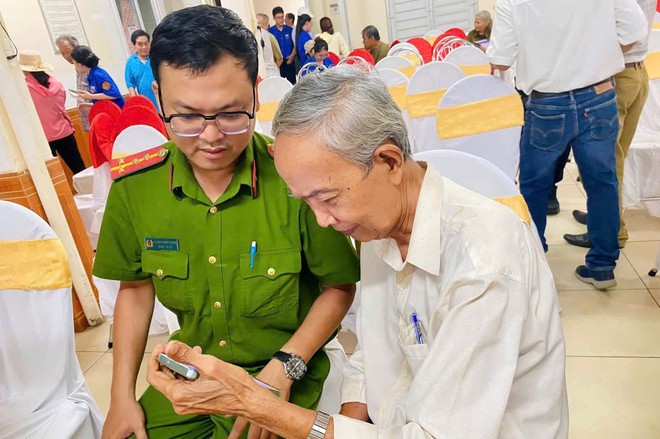 Lần đầu tiên quét mã QR bầu Tổ trưởng Tổ dân phố ở Huế: Điều gì tạo nên cách làm khác biệt?- Ảnh 3.