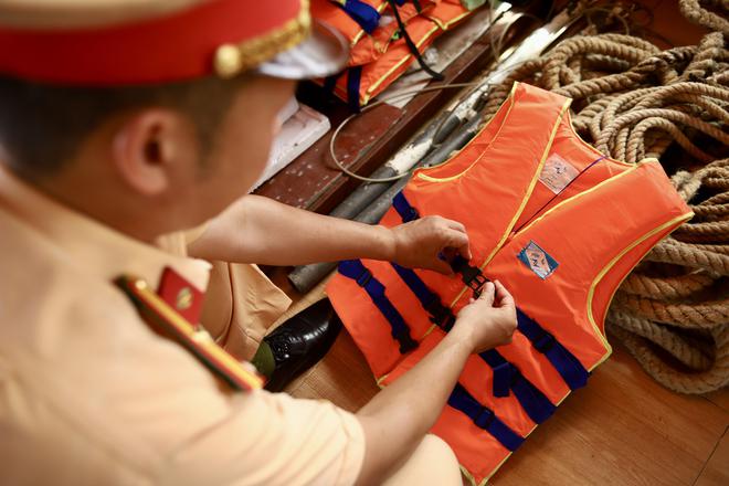 Mưa lớn, nước sông dâng: Cảnh sát đường thủy Hà Nội kiểm tra gì trên tàu chở khách? - Ảnh 3.