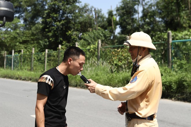 CSGT Hà Nội kiểm tra ma túy tài xế đường dài, cảnh báo về việc sử dụng chất kích thích - Ảnh 1.