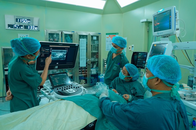 Bạch Mai đạt dấu mốc 500 ca phẫu thuật hẹp động mạch cảnh, đặt mục tiêu xây dựng 'Vascular Program'- Ảnh 2.