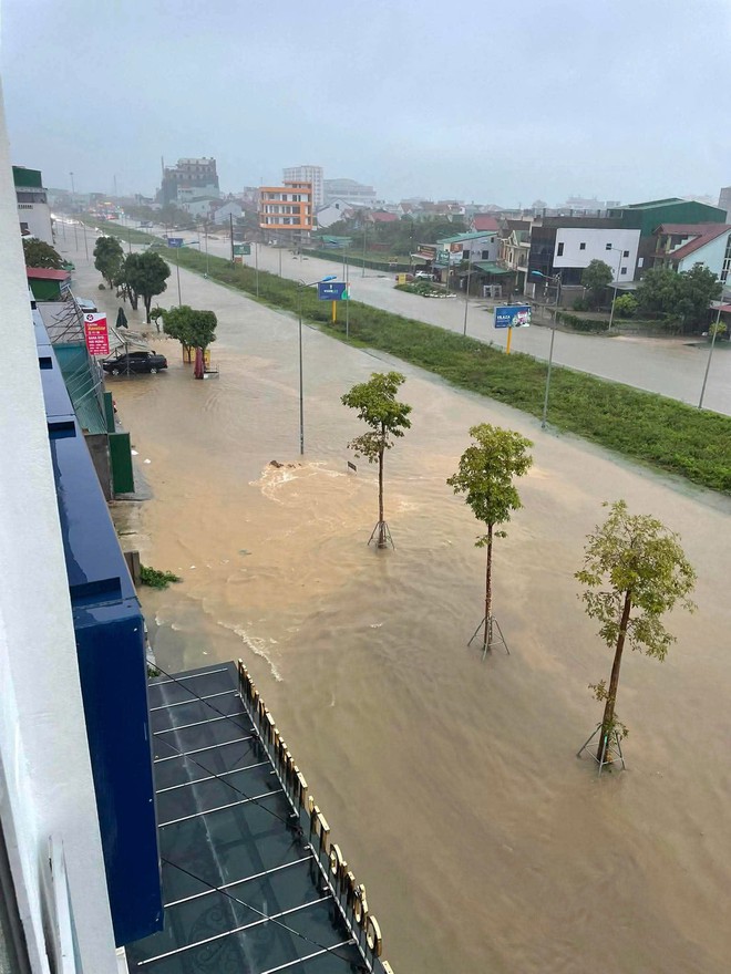 Mưa lớn, nhiều tuyến phố trung tâm Nghệ An ngập sâu, loạt xe chết máy- Ảnh 5.