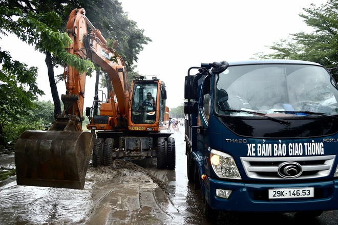 Công nhân 'đội mưa' dọn dẹp đường phố Hà Nội trước kỳ nghỉ Lễ Quốc khánh 2/9- Ảnh 6.