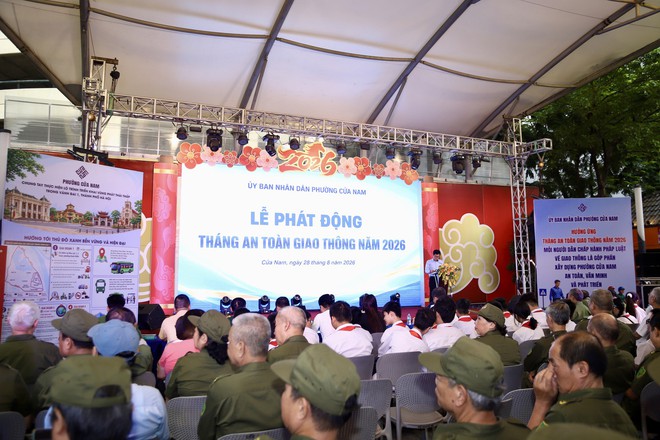 Phường Cửa Nam: Một hàng xe dừng đỗ có thể thành 'nút thắt' giao thông - Ảnh 1.