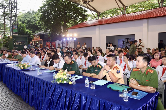 Phường Cửa Nam: Một hàng xe dừng đỗ có thể thành 'nút thắt' giao thông - Ảnh 2.