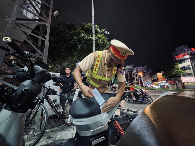 Mát trời, tụ tập uống bia xem bóng đá: Nhiều người bị CSGT xử lý nồng độ cồn - Ảnh 4.