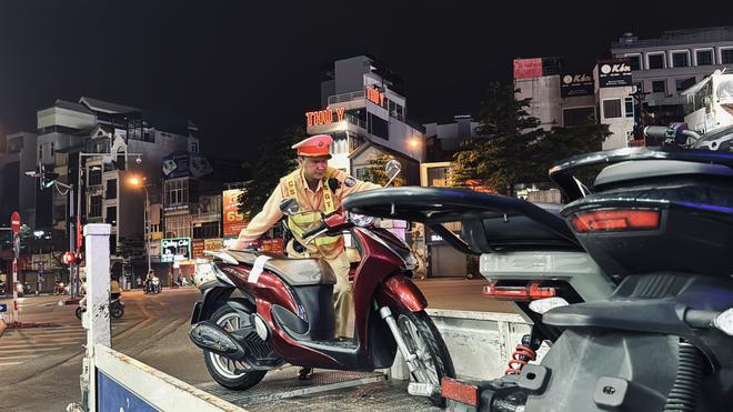 Mát trời, tụ tập uống bia xem bóng đá: Nhiều người bị CSGT xử lý nồng độ cồn - Ảnh 5.