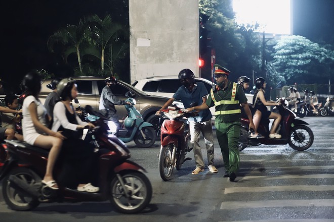 Nghỉ lễ 2/9: Tài xế 'chỉ uống 1 lon bia' nhưng nồng độ cồn kịch khung- Ảnh 3.