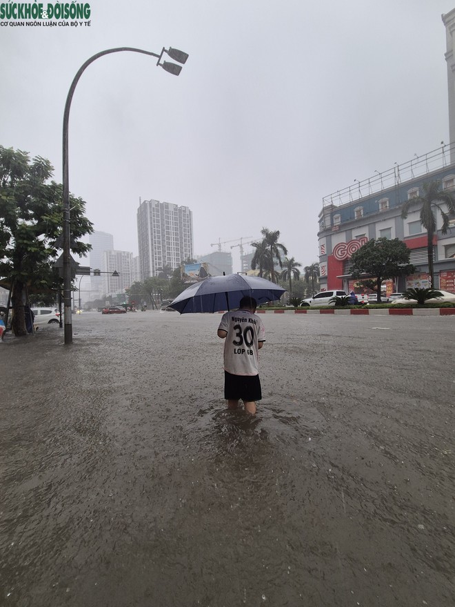 Nghệ An mưa trắng trời, đường phố ngập sâu - Ảnh 5.