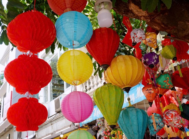 Giữa Hàng Mã rực rỡ, người ta vẫn nhớ một mùa Trung thu giản dị - Ảnh 2.